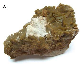 WM4 Sideriet en calciet ergens uit Californië Kalksteen reageert hevig met verdund zoutzuur onder vorming van CO 2 dat bruisend ontwijkt. Het is een beproefde methode om dit gesteente te herkennen.