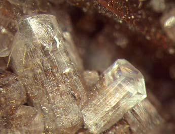 Het grote kristal op de voorgrond heeft een lengte van 0,8 mm. Afb. 10. WM3: verandering van de Fe 2+ en Fe 3+ concentraties in de tijd. De vindplaats is onbekend, ergens in Californië.