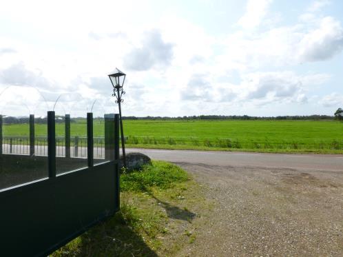 Binnen bevinden zich: - kantine met bar -