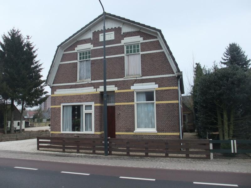 Van enig belang als onderdeel van een ensemble eenvoudige woningen in dit deel van Kanaal Noord/hoek Zevenhuizenseweg uit de periode rond 1910, met deels gemeenschappelijke kenmerken; 3.