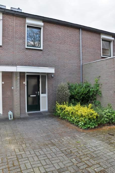 algemene infornatie Deze fraaie, speels ingedeelde geschakelde woning met vrije achterom ligt op een rustige locatie in een