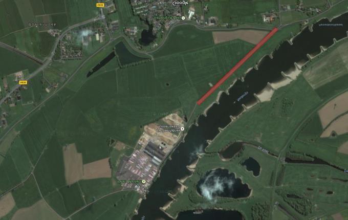 Figuur 4: Luchtfoto met in rood het deel van de kade dat verlaagd wordt. Op de zomerkade ligt de lokale ontsluitingsweg Scherpekamp.