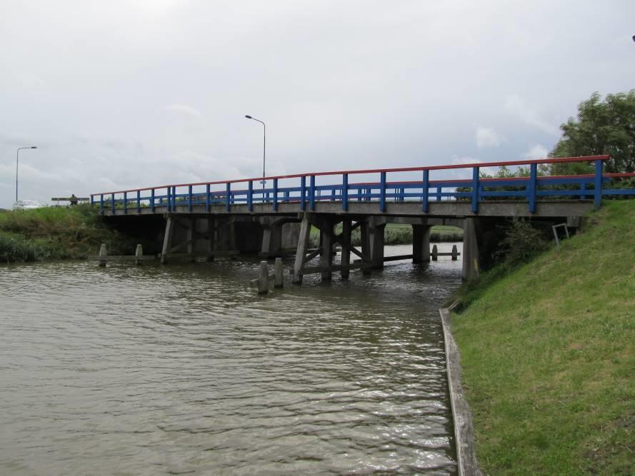 Groep: Vaste bruggen Benaming: Nr. 46 Kimswerderweg fietsbrug Algemene gegevens: Naam brug Kimswerderweg fietsbrug Type brug Vaste houten fietsbrug Bouwjaar Ca.