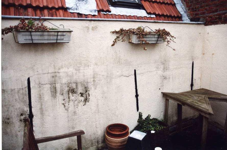 Uit 1988 dateert een splitsingsvergunning. Naderhand hebben diverse aanpassingen in de bovenwoning plaatsgevonden, waaronder een herinrichting van de zolder.