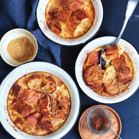 KLASSIEKE BROODSCHOTEL KANEEL bereidingstijd 10 minuten 6 ovenvaste bordjes 1 stokbrood 60 g suiker 200 ml melk 200 ml slagroom lichte basterdsuiker kaneel Verwarm de oven voor op 180 C.