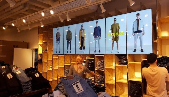 mode-retail toepassingen In de onderstaande voorbeelden laten we u diverse mogelijkheden zien voor het realiseren van Portrait presentaties, zoals veel in de sport en mode Retail wordt toegepast.