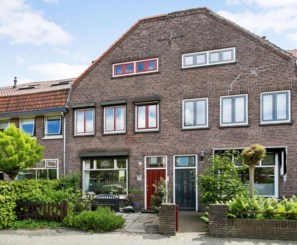 Fraaie middenwoning met berging.