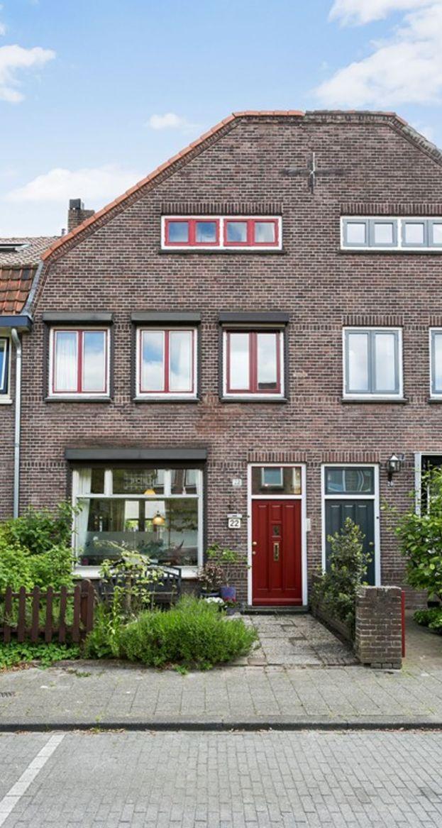 16 franksweegersmakelaardij.nl Tuin De middenwoning heeft een knusse stadstuin en een voortuin. Deze achtertuin met zonneterras ligt gunstig op het oosten.