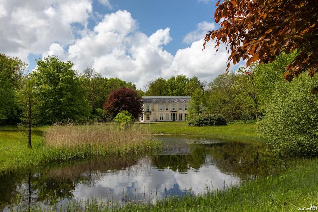 Bebouwing Zoals al eerder genoemd is het ontwerp geschoeid op de Engelse Landschapsstijl waarbij gebouwen en landschap een mooi ensemble vormen.