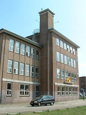 Korte karakteristiek 1 2 3 4 5 W Molenstraat-Centrum 1 Complex van de voormalige Ambachtsschool, gesticht in 1901, maar in zijn huidige vorm tot stand gekomen na verschillende verbouwingen en