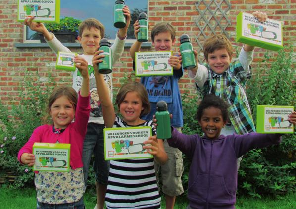 p. 24 Terug naar school met goede punten voor afval! - verpak je lunch in een brooddoos i.p.v. in aluminiumpapier. - Gebruik een drinkbus of thermos i.p.v. drank in blikjes, plastic flesjes of brik.