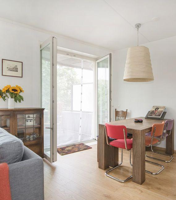 Shops, public transport, popular cafes like "Edel and restaurants at walking distance. Only several minutes of cycling and you are in the heart of Amsterdam or the Vondelpark.