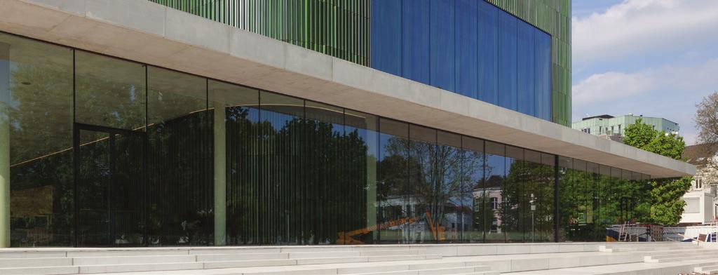 van Dongen Koschuch Architects & planners De enorme glazen pui, bestaand uit twee deuren van 8 bij 5 meter, moesten zodanig gedetailleerd worden dat ze ondanks het profielloze glas ook geopend kunnen