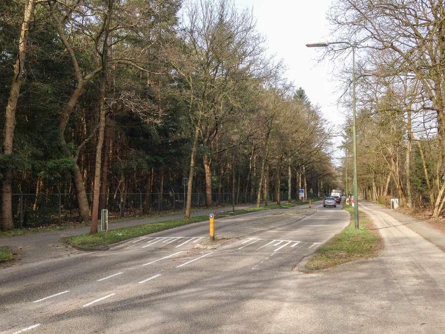 Zicht op de Arnhemse Bovenweg vanaf het viaduct van de A12.