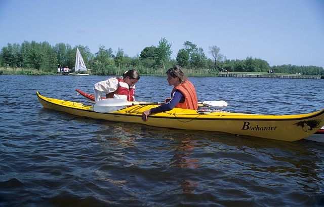 Schuif vervolgens de lege kano weer in het wateren breng hem zodanig langszij, dat de achterkant bij je eigen voorpunt ligt.