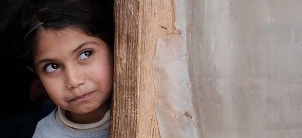 Dit is Fatima. Ze is Syrisch. Ze woont nu in een vluchtelingenkamp in Libanon omdat haar familie is gevlucht voor de oorlog.
