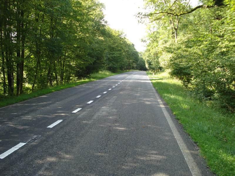 26 600 1 u Steek bij het volgende kruispunt de weg Rochefort-Beauraing over.