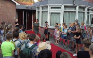 Nieuwsberichten WIJ GAAN WEER NAAR SCHOOL! Na zes weken zomervakantie begon het schooljaar met een vrije dag voor de kinderen uit Heeze. Het team had deze dag een studieochtend.