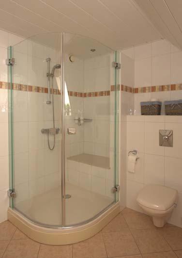 badkamer is voorzien van een douchecabine met thermostaatkraan, een badmeubel, zwevend toilet en