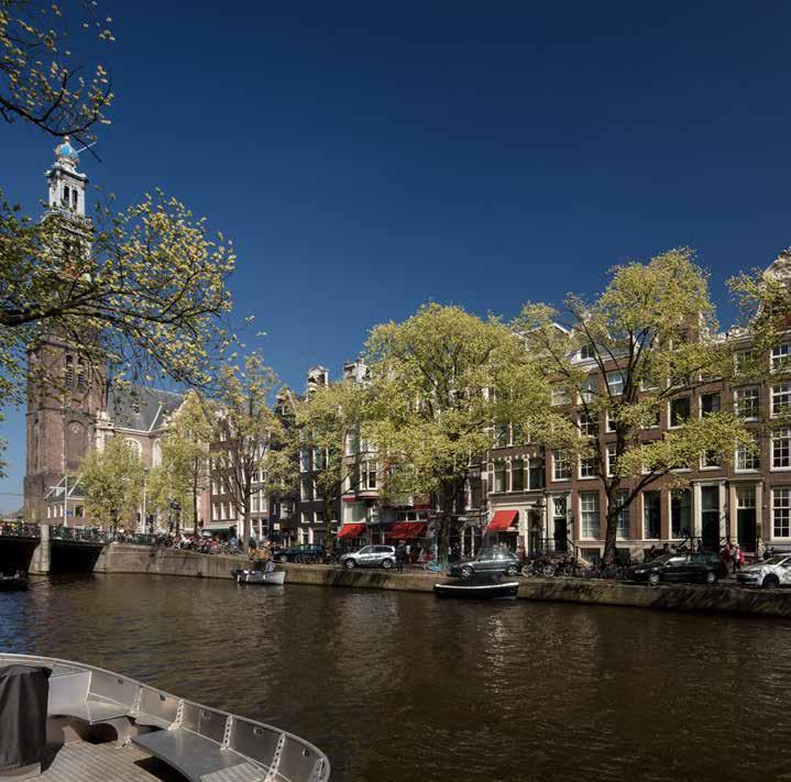 Ligging Deze charmante dubbele benedenwoning is gelegen in een prachtig complex op een zeer geliefde locatie aan de mooie Prinsengracht.