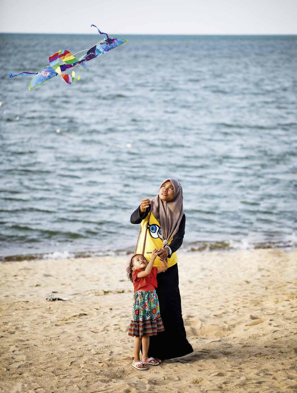 Multiculti Maleisië Bedekte moslima s die zij aan zij snorkelen met vrouwen in minuscule