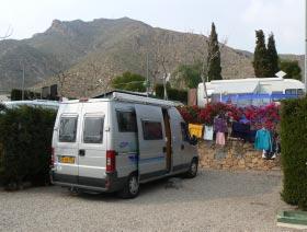 We zoeken een plekje uit op de grote camping. Tineke zet een was in.