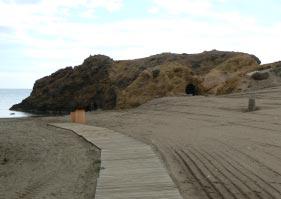 Net voor de stad zien we rechts een aantal campers