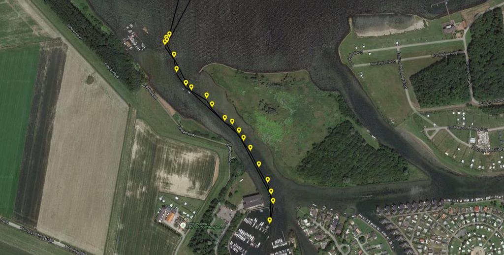 licht aangeeft stuurboord te willen passeren. Dat is mooi, scheelt weer meters voor mij in de binnenbocht. Blijft natuurlijk de vraag wat die hier doet midden in de nacht.