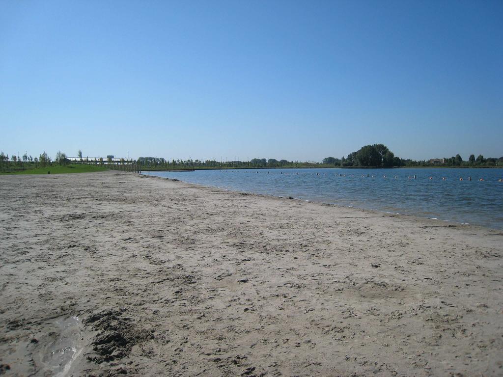 2 Beschrijving van de zwemlocatie 2.1 Algemene omschrijving De Haarrijnse plas ligt noord van Vleuten net ten zuid oosten van de snelweg A2 en bestaat uit twee door een weg gescheiden delen.