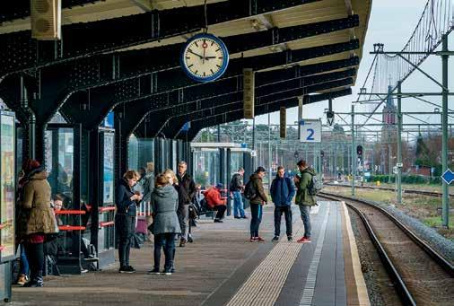 Als de dubbeldekker richting Rilland-Bath optrekt en het Schelde-Rijnkanaal is gepasseerd, loopt het spoor parallel aan A58. Op borden is te zien dat Goes nog 26 kilometer is en Vlissingen 45.