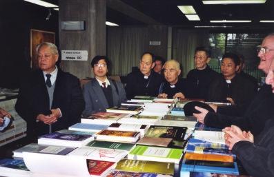Mr Anthony Liu Banian, Secretaris van de Chinese Patriottische Vereniging bezocht de bibliotheek Theologie aan de KULeuven samen met een groep Chinese bisschoppen.
