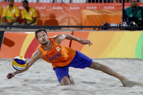 Voor sommige lekker om even pauze te hebben binnen de volleybal, voor anderen de gelegenheid om te gaan beachen. Ook dit jaar kan er weer gebeacht worden in Strijen!