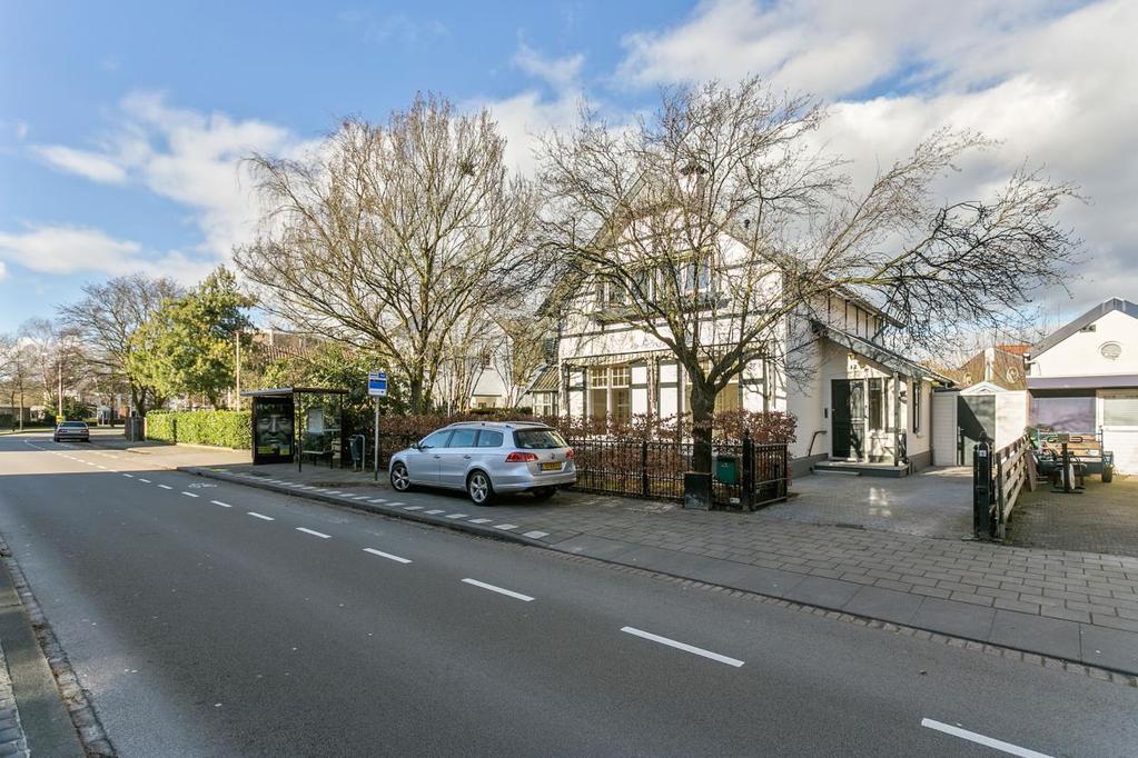 TE KOOP Willem van Oranjelaan 32 BREDA Om de hoek van het Mastbos en natuurgebied Markdal gelegen, bieden wij u aan deze zeer charmante, karakteristieke en compleet gerenoveerde vrijstaande villa met