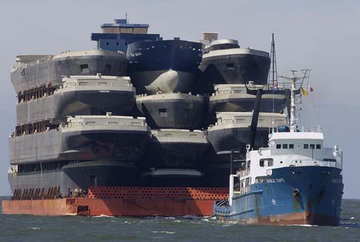 Hier ziet u hoe de casco's van de nieuwe binnenvaartschepen vanuit China over zee worden aangevoerd om in