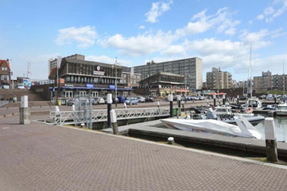 OMGEVINGSFACTOREN Het pand is gelegen in de 2e binnenhaven van Scheveningen. De omgeving kenmerkt zich door een diversiteit aan kantoren, horeca, winkels, watersport en wonen in de haven.