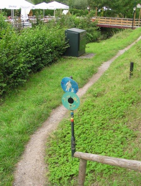 Aan de doorgaande weg in Slenaken zoeken we even naar de voortgang. Dan vind ik het pad onder aan de Gulp. (12.