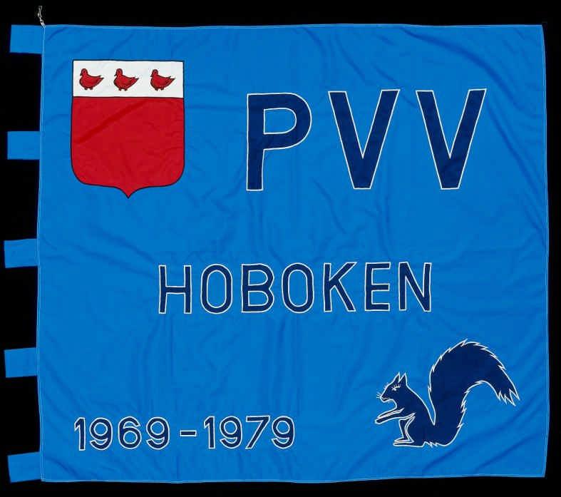 Nr. 61 1979 Partij voor Vrijheid en Vooruitgang (PVV), afdeling Hoboken Hoboken nylon borduurwerk, incrustatie blauw, geen franjes 138 x 157 cm lussen aan de