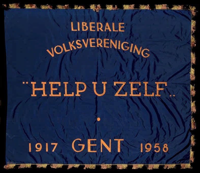 Nr. 63 Gent 1958 Liberale Volksvereniging Help U Zelf nylon borduurwerk oranje/blauw, zwart/geel/rode franjes 113 x 131 cm Oranje opschrift in