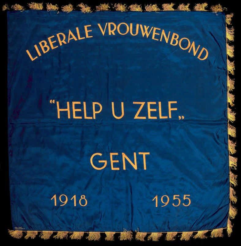 Nr. 64 Gent 1955 Liberale Vrouwenbond Help U Zelf zijde borduurwerk geel/blauw, zwart/rood/gele franjes 126 x 121 cm Geel opschrift in