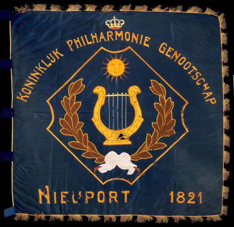 Nr. 65 1821 Koninklijke Philharmonie Nieuwpoort zijde borduurwerk, incrustatie meerkleurig, zwart/geel/rode franjes 150 x 152 cm lussen aan de broekzijde 6,5 x 7,5 cm beschadigd, schifting van de