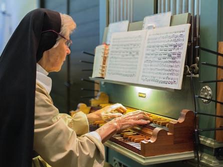 Het zingen van Gods lof en het vieren van de eucharistie is de essentie