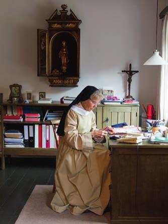 Zuster Margareth in haar werkkamer.