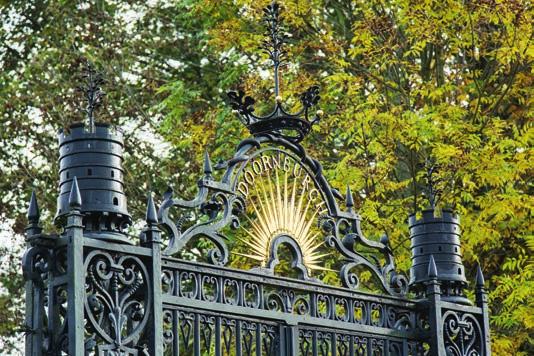 124 Langs het jaagpad aan de Vecht staat het monumentale hek van landgoed Doornburgh.