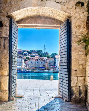 Tijdens de namiddag trekken we naar Korcula, een eiland waarvan beweerd wordt dat Marco Polo er zou geboren zijn. Het eiland staat ook bekend voor zijn heerlijke witte wijnen van de Grk druiven.