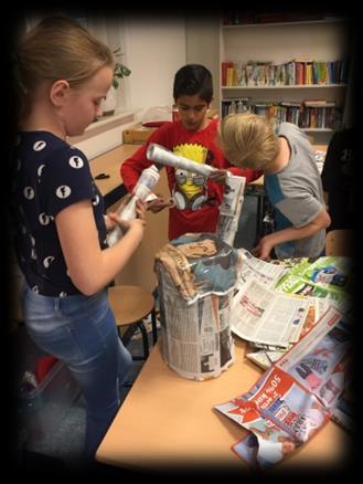 De kinderen moesten in een half uur een stoel maken van kranten.