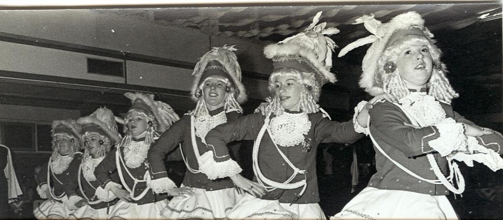 Wie staat er op de foto. Een mooie carnavalsfoto in het oude Oos Heim van enkele jaren geleden.