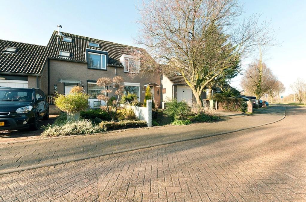 Klarinetsingel 180 3335 DE Zwijndrecht Inleiding Op een gunstige kindvriendelijke locatie bieden wij deze geschakelde 2/1-kapwoning aan met aan de voorzijde vrij uitzicht over het Munnikenpark.