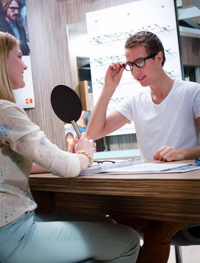 Het resultaat van de meting is een brilvoorschrift dat de klant een comfortabel zicht geeft. De opticien is ook degene die klachten van de klant naar tevredenheid oplost.