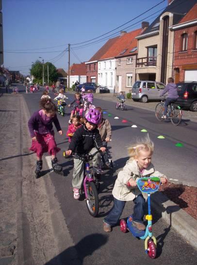 Veilig en milieuvriendelijk naar school Ook dit jaar deden we mee aan de actie en werd het dragen van het fluohesje en de fietshelm nog eens extra in de
