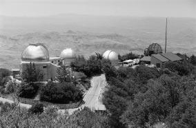 Nederlandse samenvatting 143 FIGUUR 4 Panorama over Knoll I van het F. L. Whipple Observatorium, ten zuiden van Tucson (Arizona).